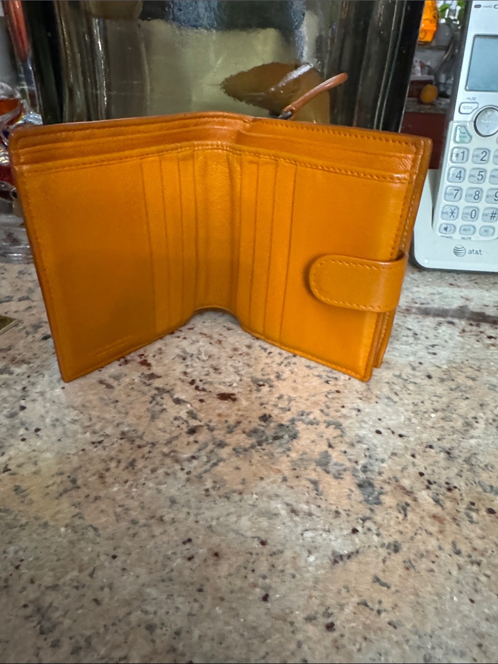 Bottega Veneta Woven Compact Wallet in Tan Leather. Leather lining. - Picture 4 of 7
